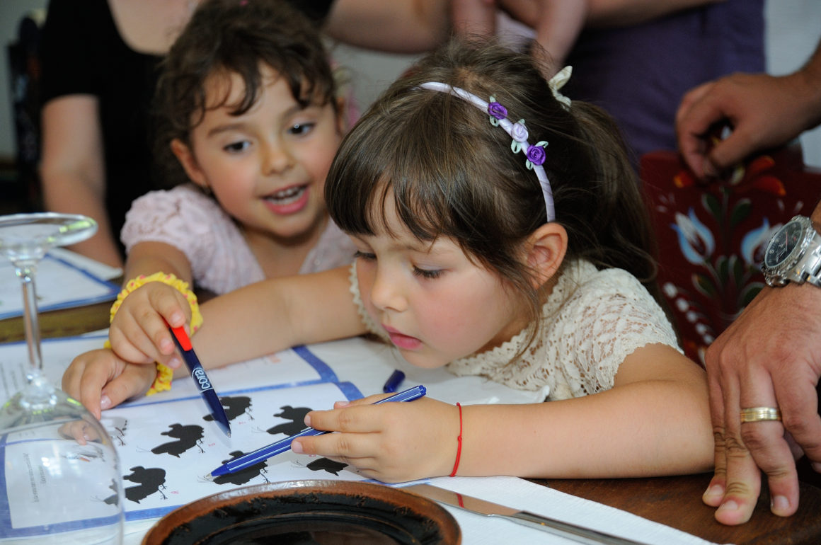 Sărbătorim Ziua Copilului! Cu înghețată și cafea, șotron și desene pe asfalt! A avut loc în data de 2 Iunie, 2019 Sărbătorim Ziua Copilului! Cu înghețată și cafea, șotron și desene pe asfalt! A avut loc în data de 2 Iunie, 2019